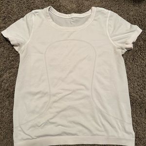 White lululemon swiftly relaxed tee. Size 10. Shirt is in good condition.
